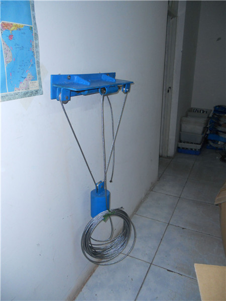 钢丝绳闭锁的重力储能关闭式风力平衡风门